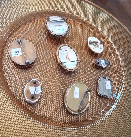 Mini collezione di N° 8 antiche spille in porcellana - Foto 4