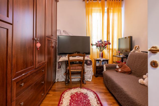 CINQUE VANI RISTRUTTURATO CON TERRAZZI,AMPIA CANTINA E 2 POSTI AUTO - Foto 7