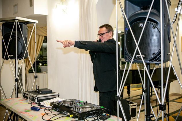 DJ PER MATRIMONI, 18 ANNI, COMPLEANNI, EVENTI AZIENDALI, FESTE SULLA SPIAGGIA - Foto 4