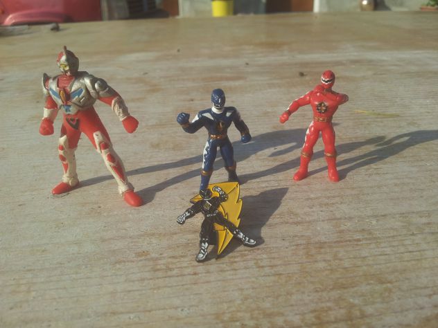 R39 -  PERSONAGGI power rangers