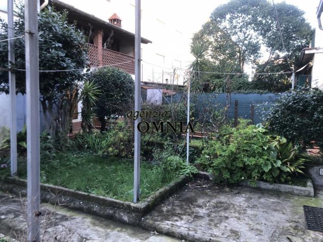 Immobile terratetto, da ristrutturare, disposto su due piani principali, oltre cantina e soffitta, con un gradevole giardino interno ed alcune pertine - Foto 7