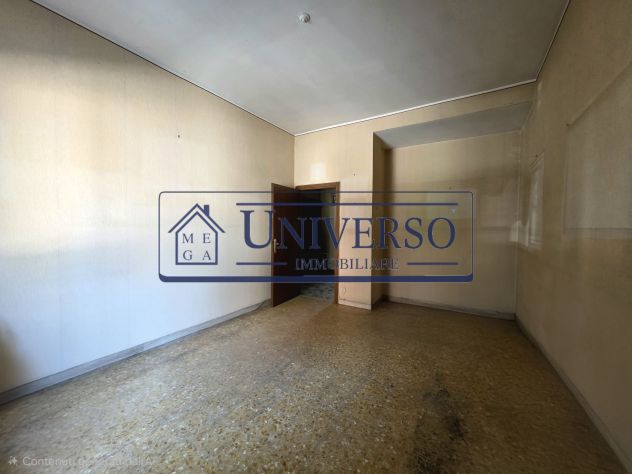 TRILOCALE DA RISTRUTTURARE LIBERO SUBITO IN CENTRO - Foto 8