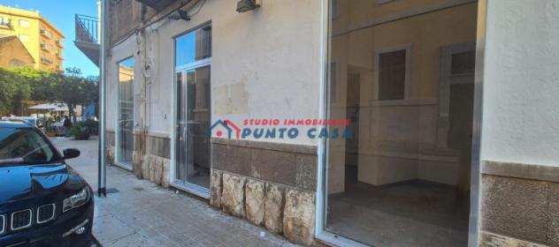 PRESSI PORTO – Locale commerciale di 65 mq ca. - 3 vani + w.c. - 3 aperture su strada. Ristrutturato, ottima posizione. Euro 850 CL F