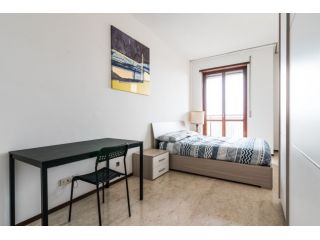AMPIA STANZA SULLA LINEA GIALLA (SCONTI PER LUGLIO E AGOSTO)