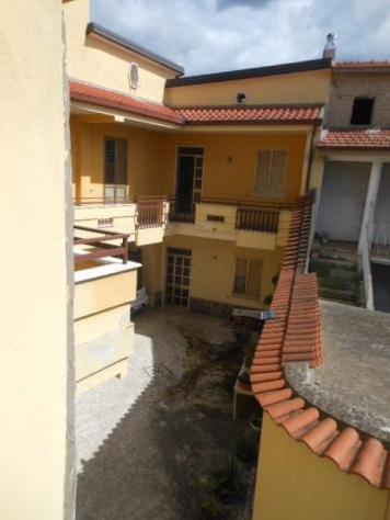 1925/CALVIRISORTA Appartamento al piano terra di mq 140 con giardino a Calvi Risorta. Si compone di salone/cucina, tre camere matrimoniali e bagno. Da - Foto 6