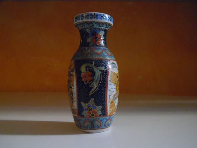 UN VASO IN CERAMICA MEDIO(ALTO 15 CM)ORIENTALE DIPINTO A MANO CON DONNE E PAESAG - Foto 4