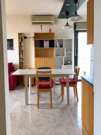 POMEZIA AMPIO BILOCALE ARREDATO CON TERRAZZO PRIVATO