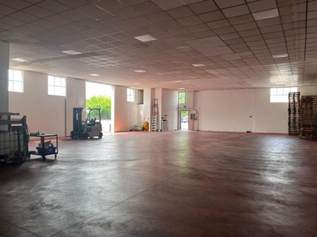 Immobile di 2100 m² con 3 locali in affitto a Castegnato