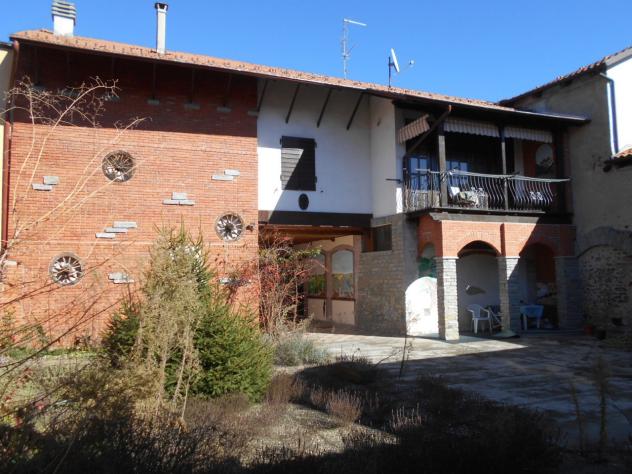 Spaziosa casa con due box auto e magazzino disposta su 2 piani oltre a sottotetto (non abitabile). Il Piano terra è composto da una taverna, uno spazi - Foto 2