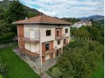 CASA SINGOLA CON TRE APPARTAMENTI, TRE BOX E AMPIO TERRENO