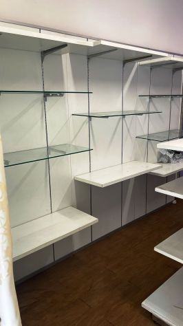 ARREDO BIANCO VENATO 3467 – Parete modulare usata per negozio