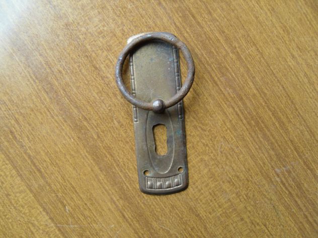 ANTICA MANIGLIA CON PIASTRINA IN OTTONE E MANIGLIA AD ANELLO IN FERRO PER MOBILI