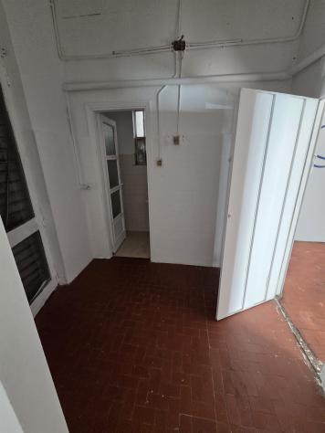 Negozio con tre vetrine, retro, bagno, cantina e box auto - Foto 5