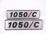 COPPIA FREGIO STEMMA LOGO TARGHETTA SCRITTA "1050/C" PORTA ANTERIORE FIAT 1 &hellip;