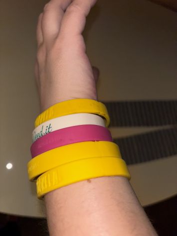 BLOCCO DA 5 BRACCIALETTI(1 BIANCO NUOVO,GLI ALTRI USATI POCO)UNISEX,IN GOMMA,UNI - Foto 7