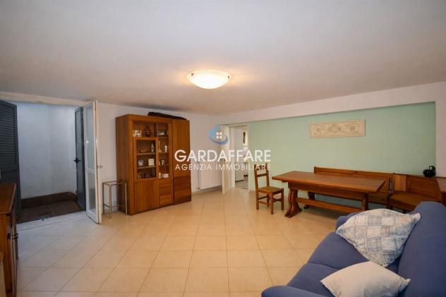VILLETTA A SCHIERA DI TESTA CON GIARDINO SU TRE LATI E BELLISSIMO PORTICO VIVIBILE - Foto 13