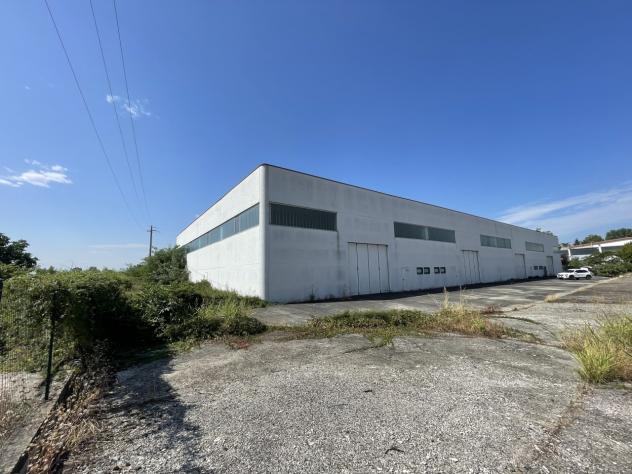 locale commerciale in vendita a Pieve Porto Morone