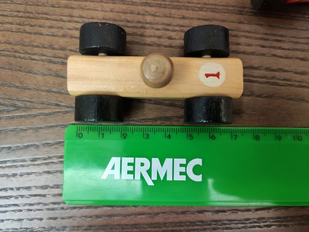 Pista vintage in legno con tre macchinine numerate - Foto 10
