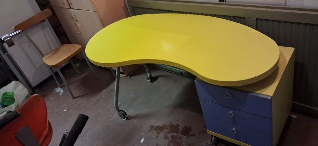 scrivania colorata con cassettiera seminuova