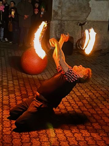 ARTISTI DA STRADA, TRAMPOLIERI E SPETTACOLO DEL FUOCO E GIOCOLERIA A LODI