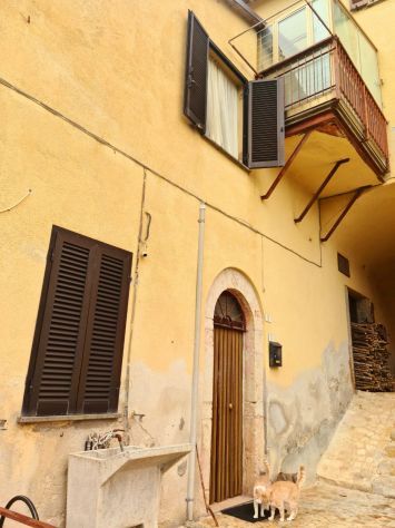 VALNERINA, CASA DI PAESE CON STEMMA MEDIEVALE E ANNESSI VICINO AL PONTE TIBETANO