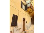 VALNERINA, CASA DI PAESE CON STEMMA MEDIEVALE E ANNESSI VICINO AL PONTE TIBETANO