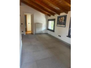 MODERNO TRILOCALE ALL'ULTIMO PIANO A PIETRAMURATA