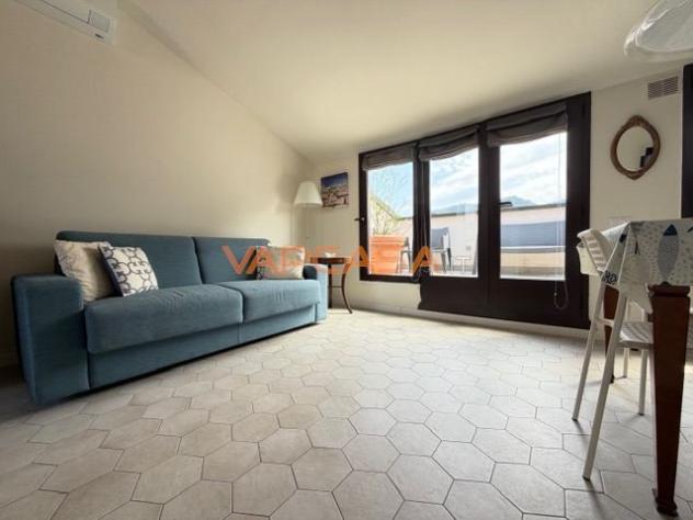 PARATICO – ULTIMO PIANO CON TERRAZZINO, PISCINA E SCORCIO LAGO - Foto 10
