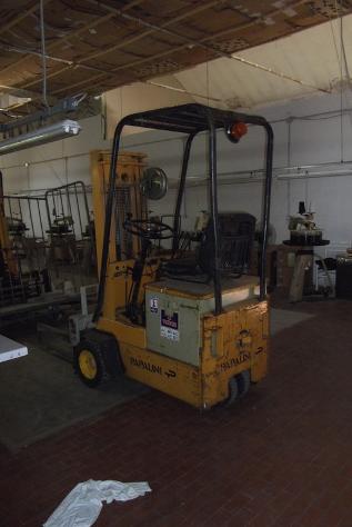 carrelli elevatori,bilance presse, macchinari vari Euro 1.700