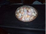Vassoio in vimini con conchiglie