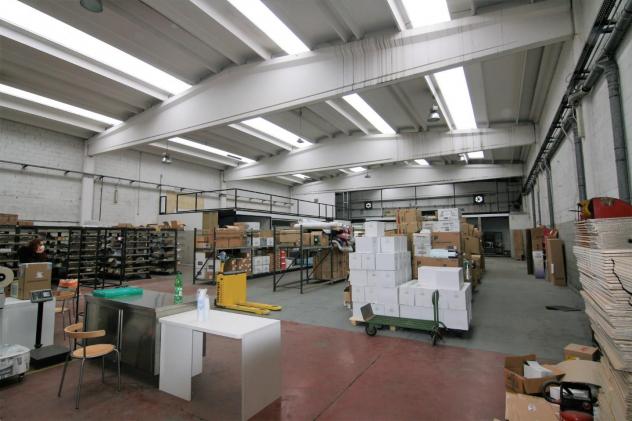 Capannone commerciale in vendita a Avenza - Carrara 800 mq Rif: 957341