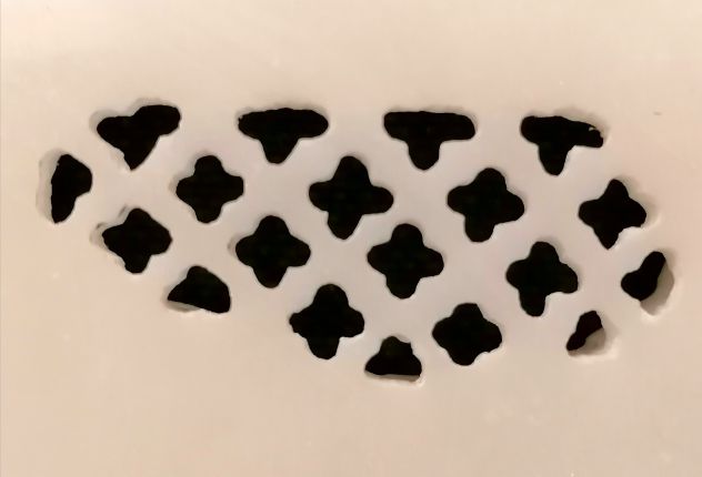 PIATTO IN MARMO BIANCO TRAFORATO E INTARSIATO IN PIETRE DURE. INDIA, SECOLO XX. - Foto 5
