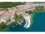 Bilocale Ristrutturato in Palazzo Storico a Pochi Passi dal Lago