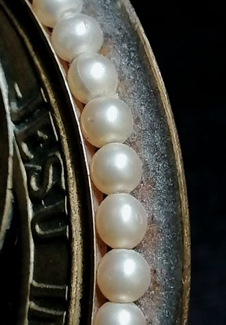 ANTICO MEDAGLIONE DA TAVOLO CON S. TERESA IN METALLO E MICRO-PERLE, 1900. - Foto 8