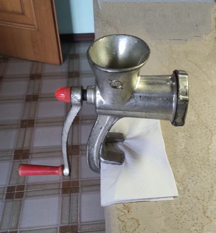 Tritacarne manuale in ghisa "ALFA" vintage