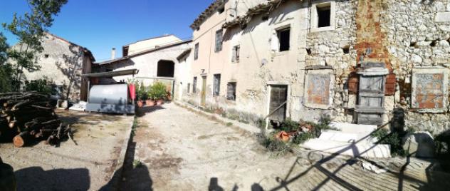Rustico / Casale di 268 m² con più di 5 locali in vendita a Val Liona
