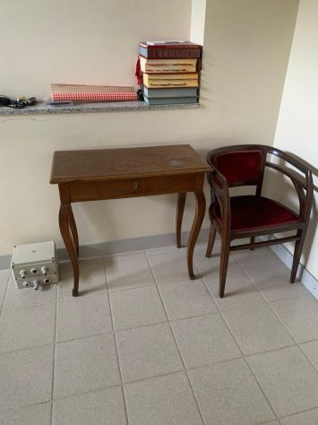 Tavolo scrittoio d'epoca con cassetto e sedia in velluto - Verbania