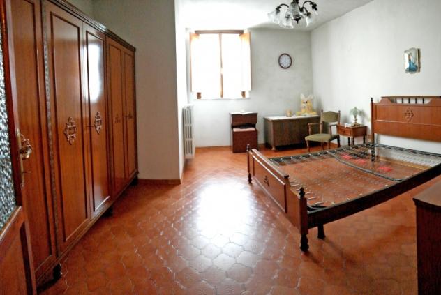 Ottimo appartamento disposto su due livelli corredato da vasto giardino. - Foto 5