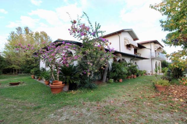 VILLA di 10 vani e di 350 mq (PIETRASANTA) rif. 114/VE