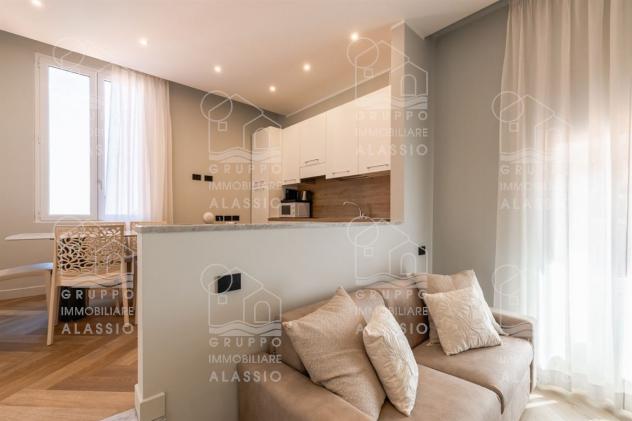 Attico fronte mare con terrazzo, solarium e posto auto – affitto annuale - Foto 3