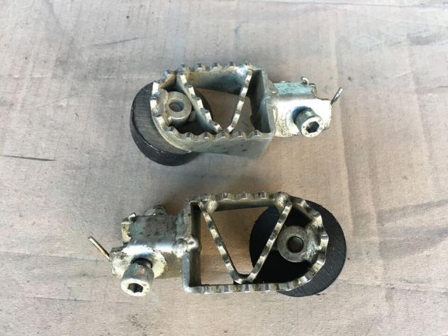 ABSOPRO Pedane Moto Pieghevoli 8mm In Alluminio Rosso (2 Pezzi) – Antiscivolo, Universali Per Yamaha, Honda, Suzuki, Kawasaki