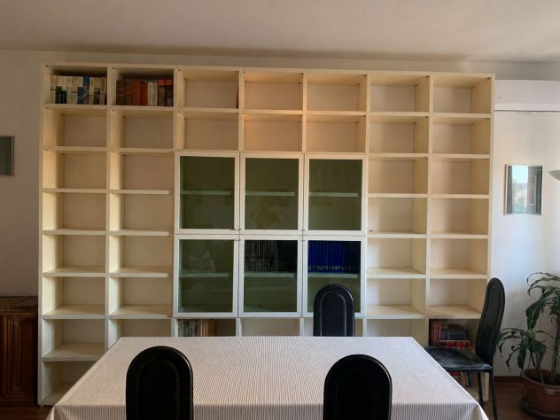 Libreria soggiorno con vetrinetta