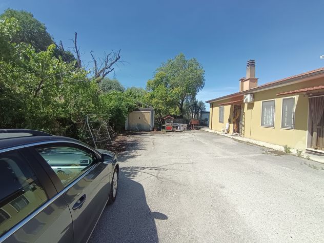 Casa con 2 abitazioni, annessi e terreno di 5.000 mq. a Terni, Valenza