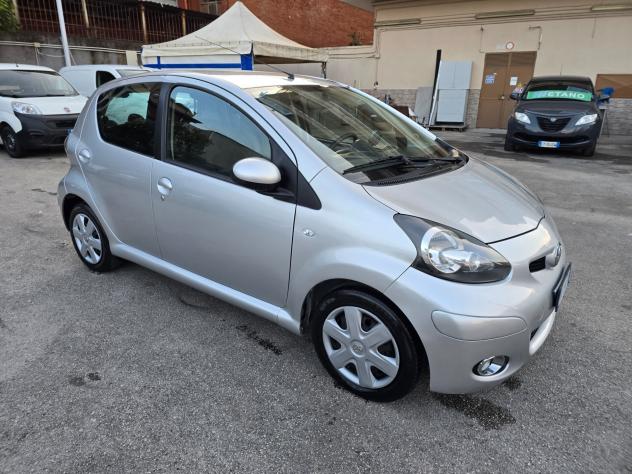 Toyota Aygo 1.0 12V VVT-i 5 porte Sol Connect MMT - Foto 2