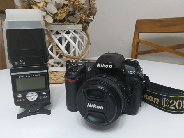 Nikon D200 con obiettivo 50mm 1.8 e Flash Nikon Speedlight SB 800