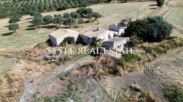 Caseggiato rurale con terreno in vendita in Sicilia