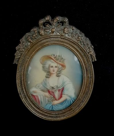 BELLA MINIATURA DI DAMA IN ABITI SETTECENTESCHI CON CORNICE BRONZO EPOCA 1900. - Foto 2