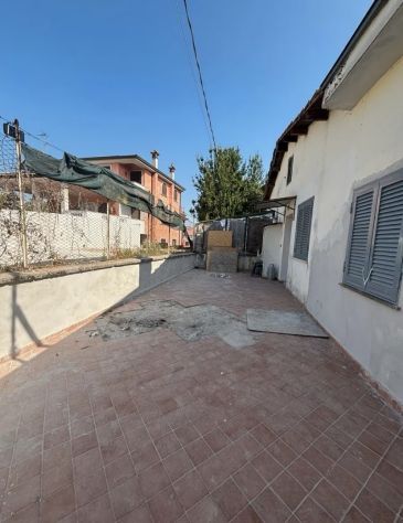 ARTENA BILOCALE CON CORTILE E POSTO AUTO - Foto 2