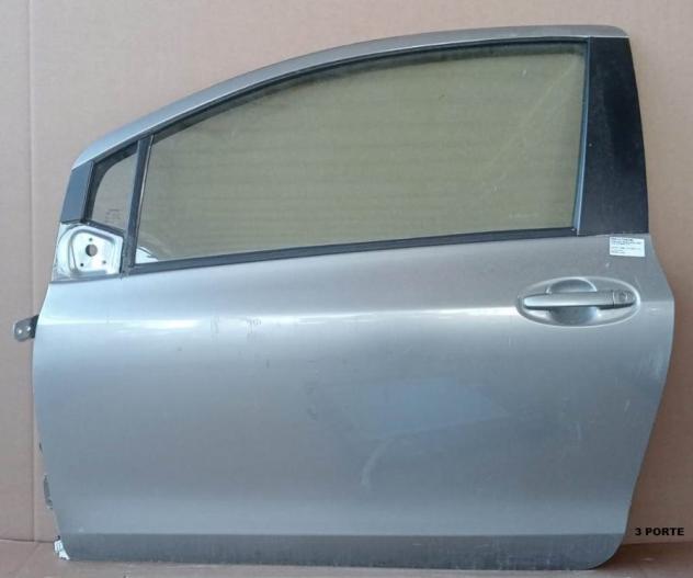 PORTA SX GRIGIO MEDIO MET. (No Alzavetro)C/S. (Modello 3 Porte) 999-U1304343 Carrozzeria  Lamierati esterni  Porte  Porta ant. dx. TOYOTA - YARIS - 01