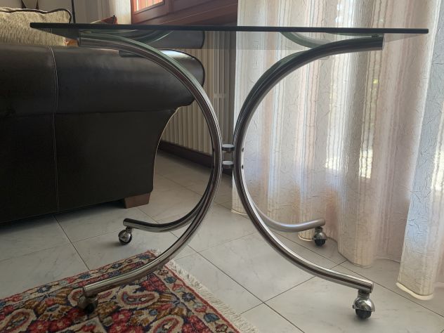 Tavolo / tavolino moderno in vetro con struttura cromata e rotelle. - Foto 3